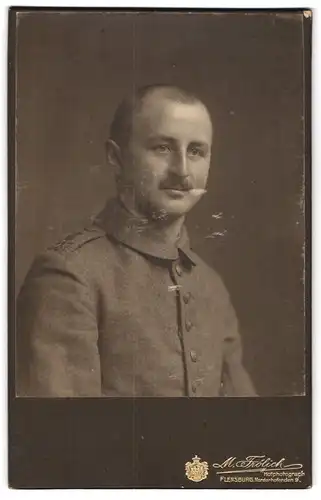 Fotografie M. Frölich, Flensburg, Norderhofenden 9, Soldat in feldgrauer Uniform, 237. Rgt.