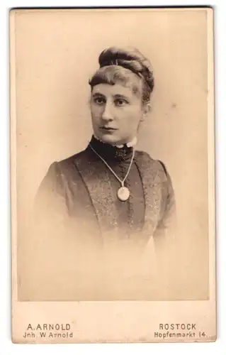 Fotografie A. Arnold, Rostock, Hopfenmark 14, Junge feine Dame mit Medaillon