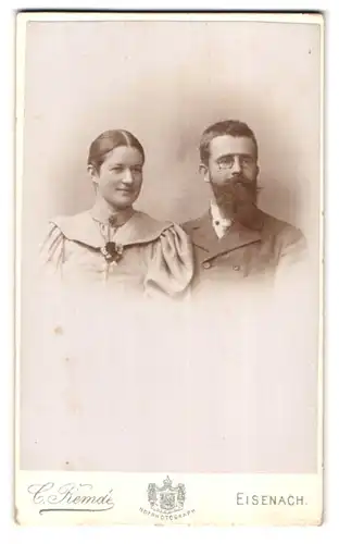 Fotografie C. Remde, Eisenach, Frauenberg 29, Portrait eines elegant gekleideten jungen Paares