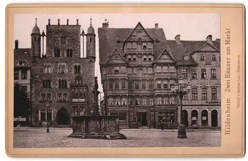 Fotografie August Lax, Hildesheim, Ansicht Hildesheim, Blick auf zwei Häuser am Markt mit Brunnen, 1894