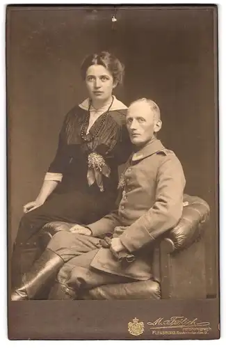 Fotografie M. Fröhlich, Flensburg, Norderhofenden 9, Soldat mit Schützenschnur an der Uniform zusammen mit der Gattin