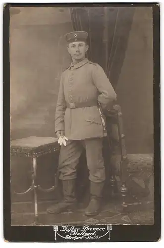 Fotografie Gustav Brenner, Stuttgart, Eberhardstrasse 53, Soldat in Uniform mit Portepee am Bajonett