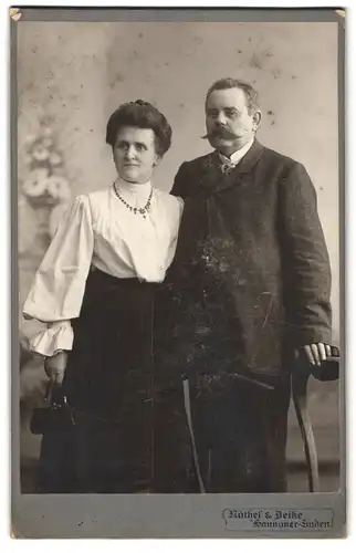 Fotografie Nöthel & Deike, Hann. Linden, Deisterstrasse 1, Betagte Dame mit Handtasche und Ehemann