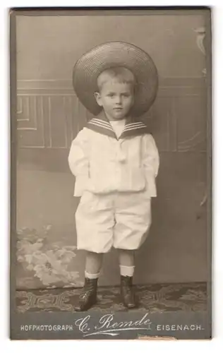 Fotografie Carl Remde, Eisenach, Frauenberg 29, Kleiner Junge im Matrosenanzug