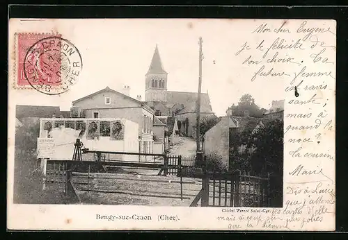 AK Bengy-sur-Craon, Strasse mit Bahnübergang, Weg zur Kirche