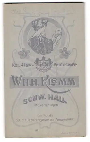 Fotografie Wilh. Klemm, Schwäbisch Hall, Brustbild Frau im Jugendstil betrachtet Selbstportrait