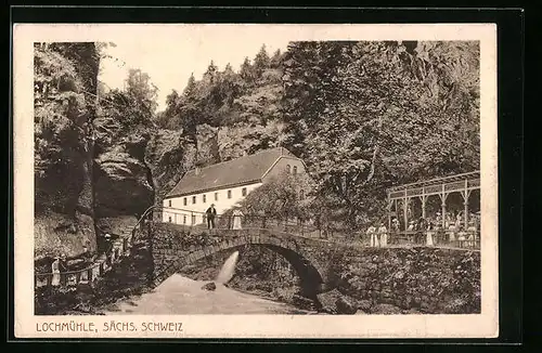 AK Lohmen /Sächs. Schweiz, Blick auf das Gasthaus Lochmühle hinter Brücke