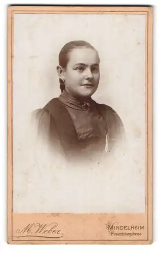 Fotografie M. Weber, Mindelheim, Freundsbergstrasse, Portrait junge Frau mit Brosche und Ohrringen