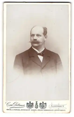 Fotografie Carl Dittmar, Landshut, Zweibrückenstr., Portrait stattlicher Herr mit Schnurrbart und Fliege im Jackett