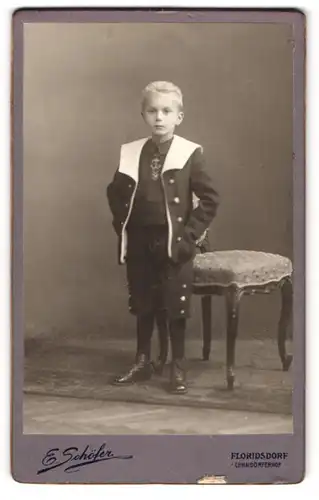 Fotografie E. Schöfer, Wien-Floridsdorf, Am Spitz 2-3, Portrait blonder frecher Bube im Matrosenanzug