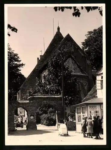 Fotografie Stavginski, Wiek / Rügen, Ansicht Altenkirchen / Rügen, Eingang zum Kirchhof