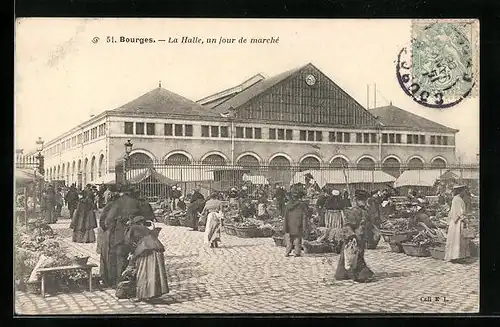 AK Bourges, La Halle un jour de Marché