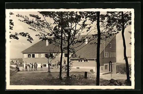 AK Lutzenberg bei Althütte, Gasthof, Spielende Kinder vor dem Landheim