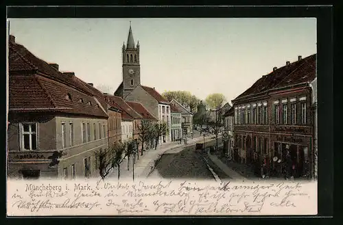 AK Müncheberg / Mark, Strassenpartie mit Kirchturm