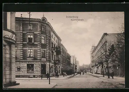 AK Insterburg, Kasernenstrasse mit Geschäft für Militärartikel und Passanten