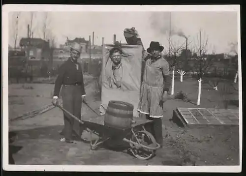 Fotografie Gärtner albern bei der Arbeit herum