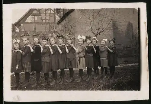 Fotografie Mädchen in einer Reihe - Polonese