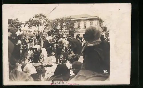 Foto-AK Skopje / Ueskueb, Menschenmenge in der Stadt