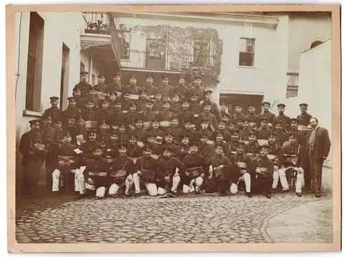 Fotografie Postamt, Post - Briefträger in Uniform eines Bezirkspostamtes