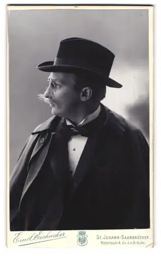 Fotografie Emil Eichacker, St. Johann-Saarbrücken, Victoriastr. 4, Portrait junger Mann mit Hut, Zwicker und Schnurrbart