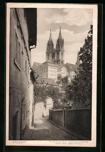 AK Meissen, Strasse Leinwebergasse nach den Domtürmen