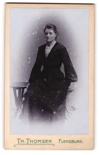 Fotografie Th. Thomsen, Flensburg, Friesische Str. 2, Junge Dame im Kleid