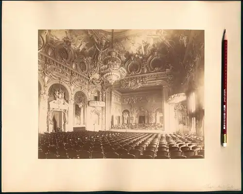 Fotografie unbekannter Fotograf, Ansicht Monaco / Monte-Carlo, Theater Innenansicht mit Bühne & Zuschauerbereich