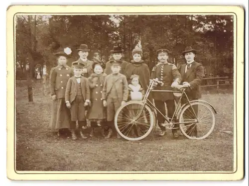 Fotografie unbekannter Fotograf und Ort, Soldat in Uniform Musiker mit seinem Fahrrad zu Besuch bei der Familie