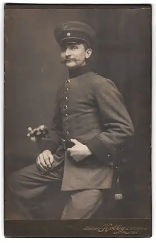 Fotografie Atelier Kolby, Zwickau, Soldat in Uniform mit Portepee am Degen