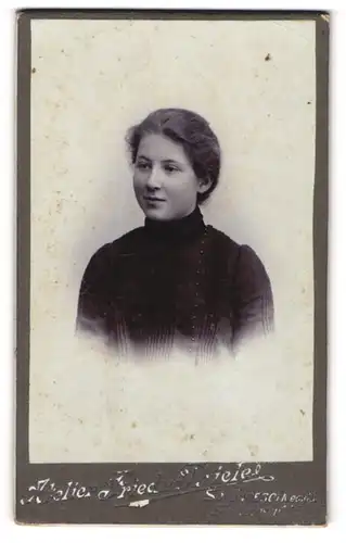 Fotografie Friedr. Thiele, Schönberg i. Mecklb., Siemzerstr. 195, Junge Dame mit zurückgebundenem Haar