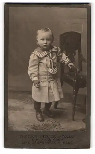 Fotografie Karl Koch, Kiel, Jägersberg 6, Kleines Kind im Matrosenkleid