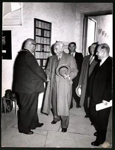 Fotografie Theodor Heuss Bundespräsident der BRD begrüsst Bürermeister mit Amtskette