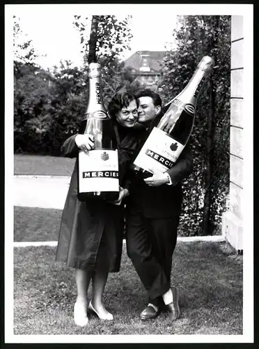 Fotografie Paar mit grossen Champagnerflaschen Champagne Mercier