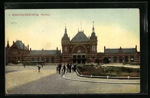 AK Hertogenbosch, Station, Bahnhof mit Passanten auf dem Vorplatz