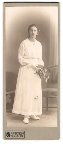 Fotografie A. Wertheim, Berlin, Oranienstrasse, Junges Mädchen in langem weissen Kleid mit Blumenstrauss