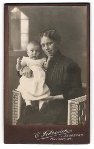 Fotografie C. Schröder, Segeberg, Kirchstr. 34, Mutter mit ihrem Kind im Arm, Mutterglück