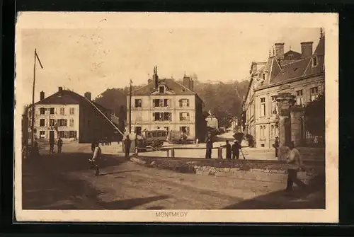 AK Montmedy, Strassenpartie mit Soldaten