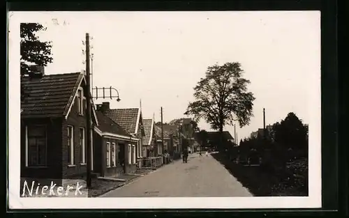 AK Niekerk, Strassenpartie mit Wohnhäusern