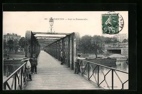 AK Charenton, Sur la Passerelle