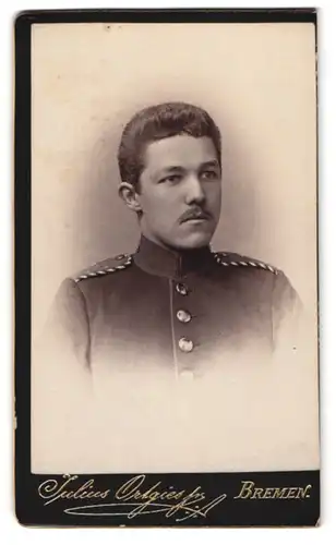 Fotografie Julius Ortgies, Bremen, am Wall 116, Portrait Einjährig Freiwilliger in Uniform