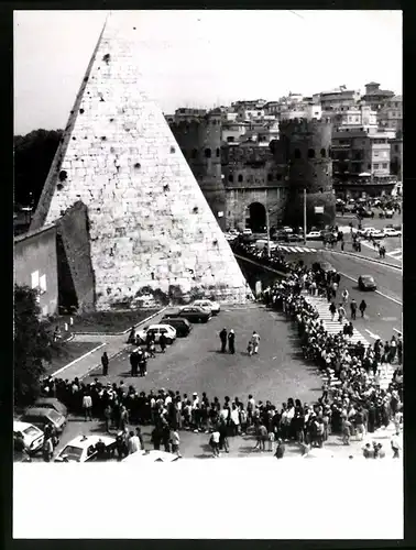 Fotografie unbekannter Fotograf, Ansicht Rom, Menschentraube an der Pyramide Gaius Cestius am 25.04.1989