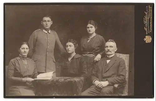 Fotografie M. Frölich, Flensburg, Norderhofenden 9, Soldat in Gardeuniform mit seiner gutbürgerlichen Familie