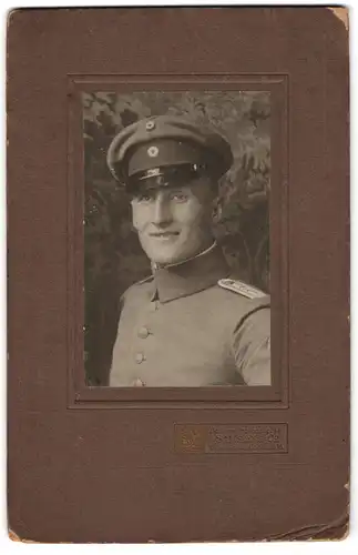 Fotografie Samson & Co., Würzburg, Marktplatz 15, Bayrischer Soldat in Uniform mit Schirmmütze