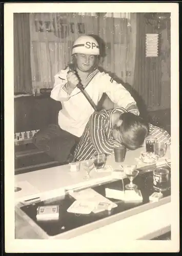 Fotografie Marine-Militärpolizist stellt betrunkenen Kamerad in einer Bar