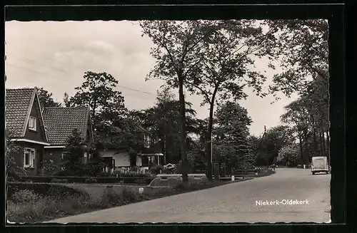 AK Niekerk-Oldekerk, Strassenpartie mit Gebäudeansicht