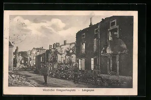 AK Longuyon, Westlicher Kriegsschauplatz, Strassenpartie mit zerstörten Häusern und Soldaten