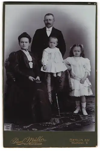 Fotografie Paul Müller, Berlin, Blücherstrasse 6, Wohlhabende Familie in feiner Kleidung