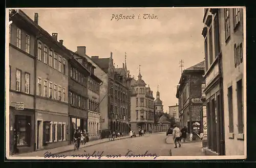 AK Pössneck i. Thür., Strassenpartie mit Passanten