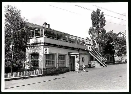 Fotografie unbekannter Fotograf, Ansicht Hinterrod / Thüringen, Gasthaus mit Terrasse, Reklame Schild Rennsteig Biere