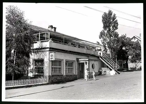 Fotografie unbekannter Fotograf, Ansicht Hinterrod / Thüringen, Gasthaus mit dach-Terrasse & Reklame Rennsteig Biere